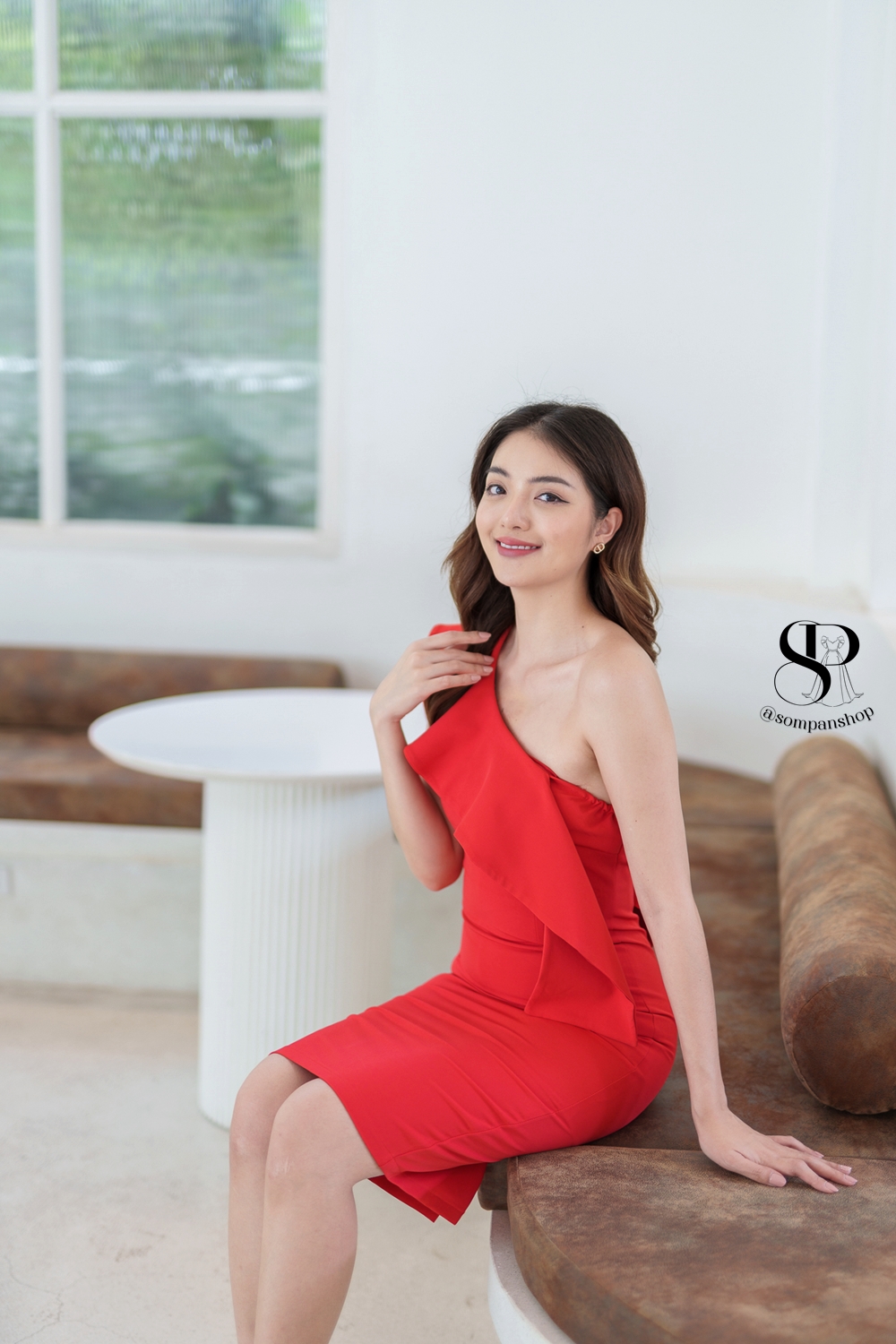 ชุดไปงานแต่งสีแดง เดรสสั้นทรงเข้ารูป ไหล่เฉียงแต่งระบาย แนวเรียบหรูดูแพง สวยดูดี