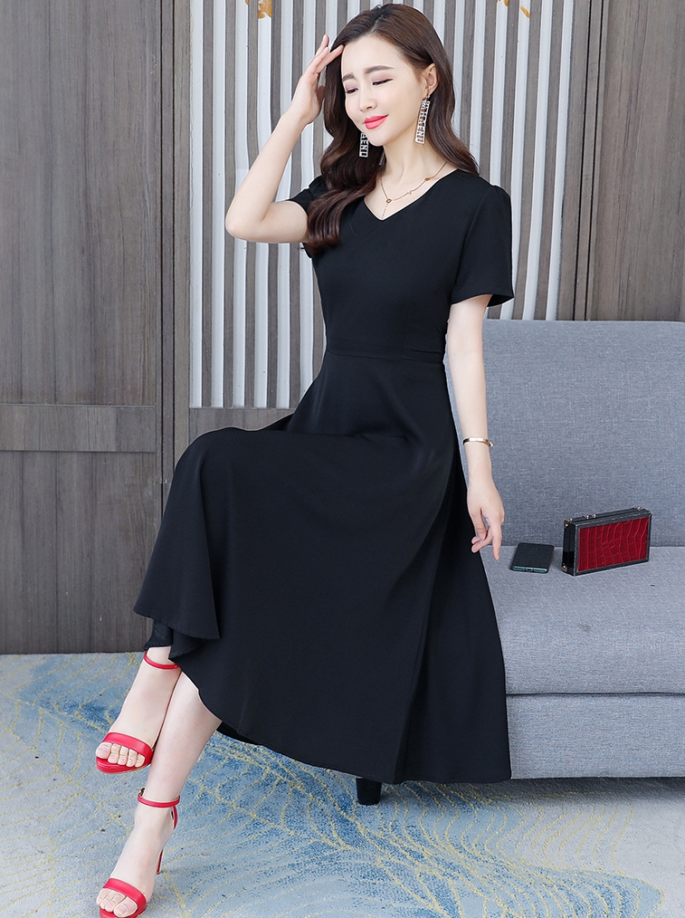 ชุดเดรสสั้นสีดำแนวเรียบๆ แขนสั้น คอวี สวยดูดี สุภาพ เรียบร้อย