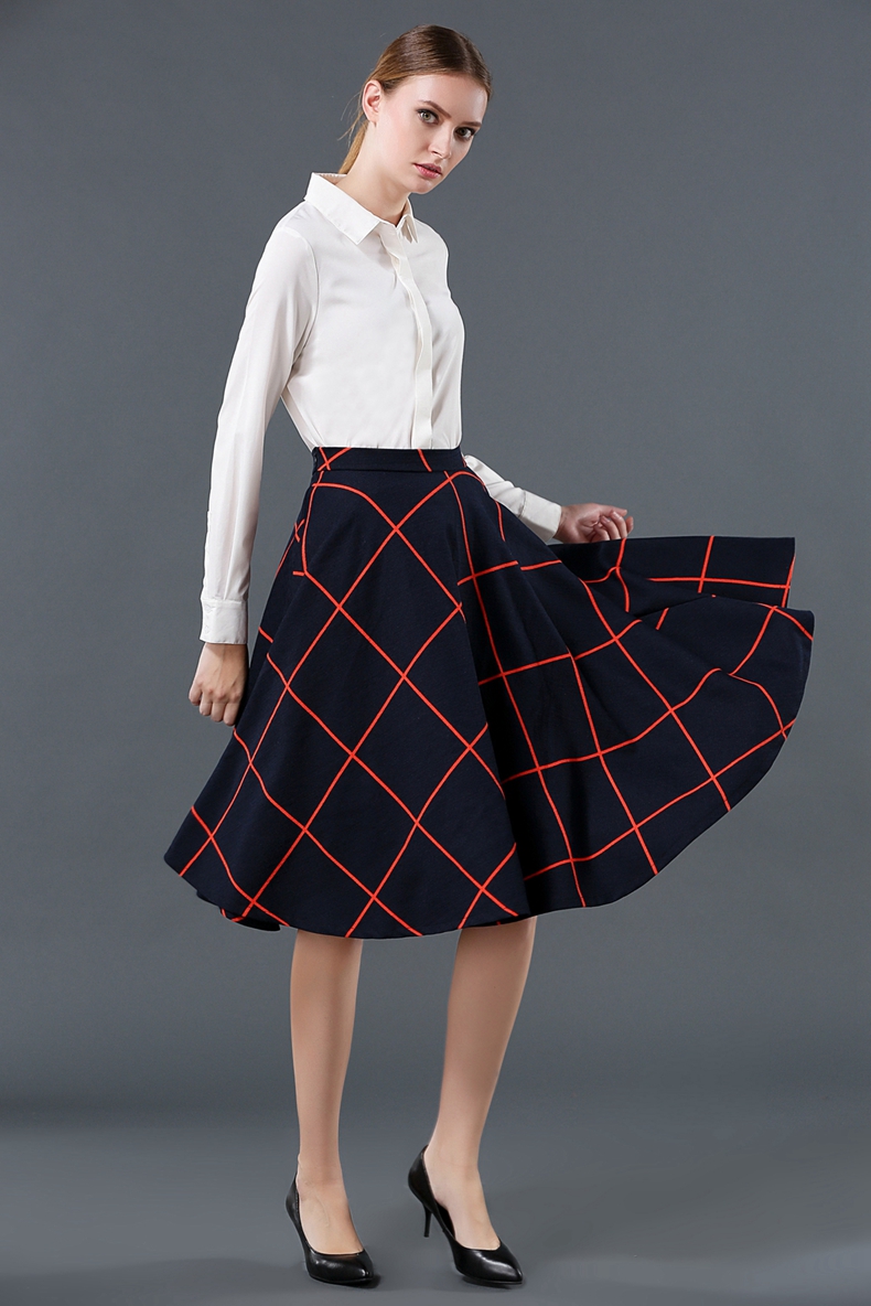 กระโปรงสั้นสีน้ำเงินกรมท่าพิมพ์ลายตาราง ทรงบาน สไตล์เรียบๆ ใส่ทำงาน ใส่เที่ยวได้