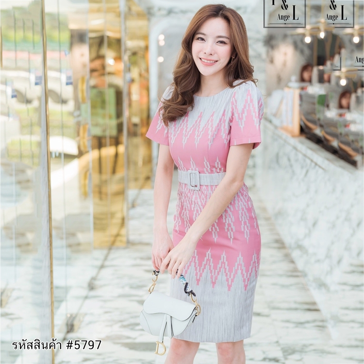 ชุดเดรสสั้นสีชมพู พิมพ์ลายไทย แขนสั้น เดรสทรงเอเข้ารูปทรงสวย แนวเรียบร้อย สวยๆใส่ทำงาน