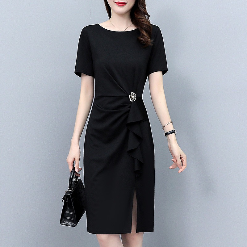 พร้อมส่ง !! ชุดเดรสสั้นสีดำ แขนสั้น ทรงเข้ารูป เอวแต่งจีบระบาย กระโปรงคลุมเข่า แถมฟรีเข็มกลัด เรียบร้อย สวยดูดี ดูสุภาพ