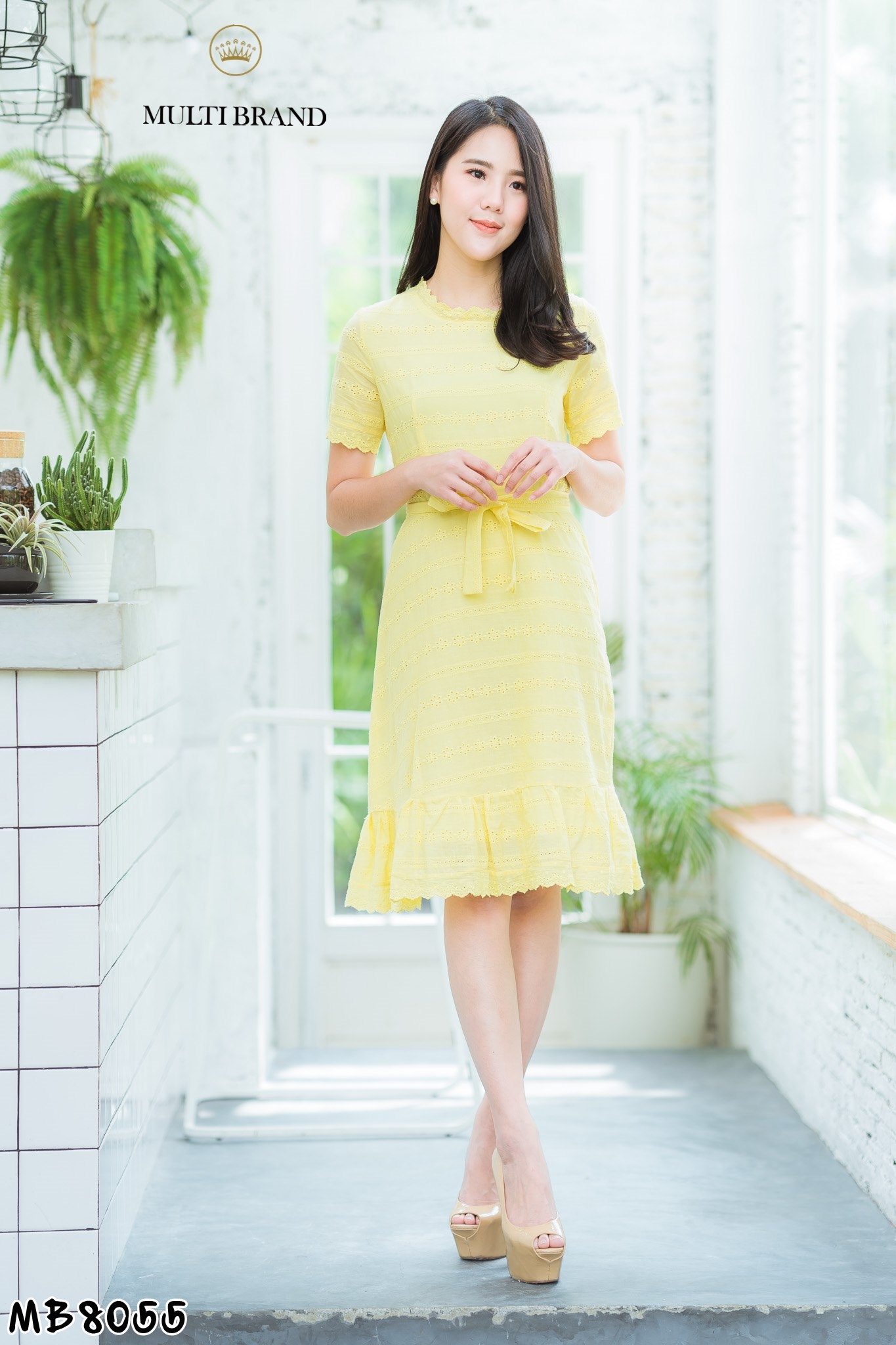 ชุดเดรสสั้นสีเหลือง ผ้าฉลุลาย คอปีน แขนสั้น กระโปรงทรงสอบแต่งระบาย แนวเรียบๆ สวย ดูดี ใส่ทำงานได้