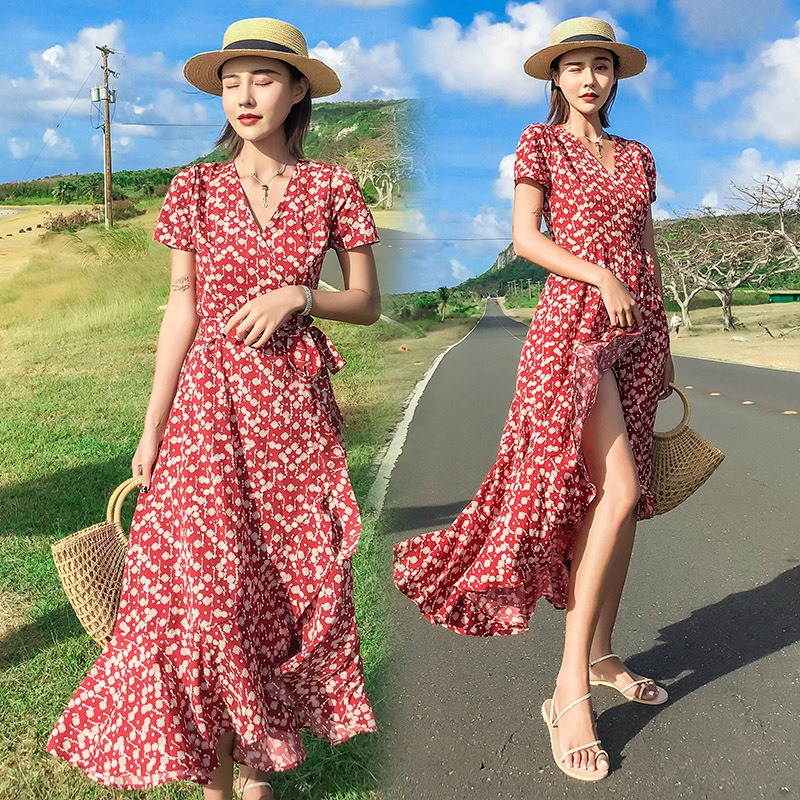 ชุดเดรสยาวสีแดงลายดอก แขนสั้น เชือกผูกเอว กระโปรงแต่งระบาย แฟชั่นชุดใส่เที่ยวทะเล ไอเดียชุดแต่งตัวไปเที่ยวทะเล ใครมีแพลนไปทะเลแต่ยังไม่ได้หาชุดต้องดู