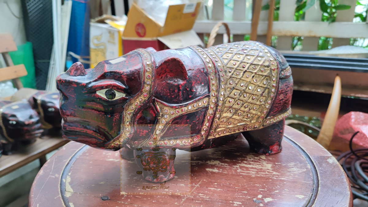 แรดไม้แกะสลัก