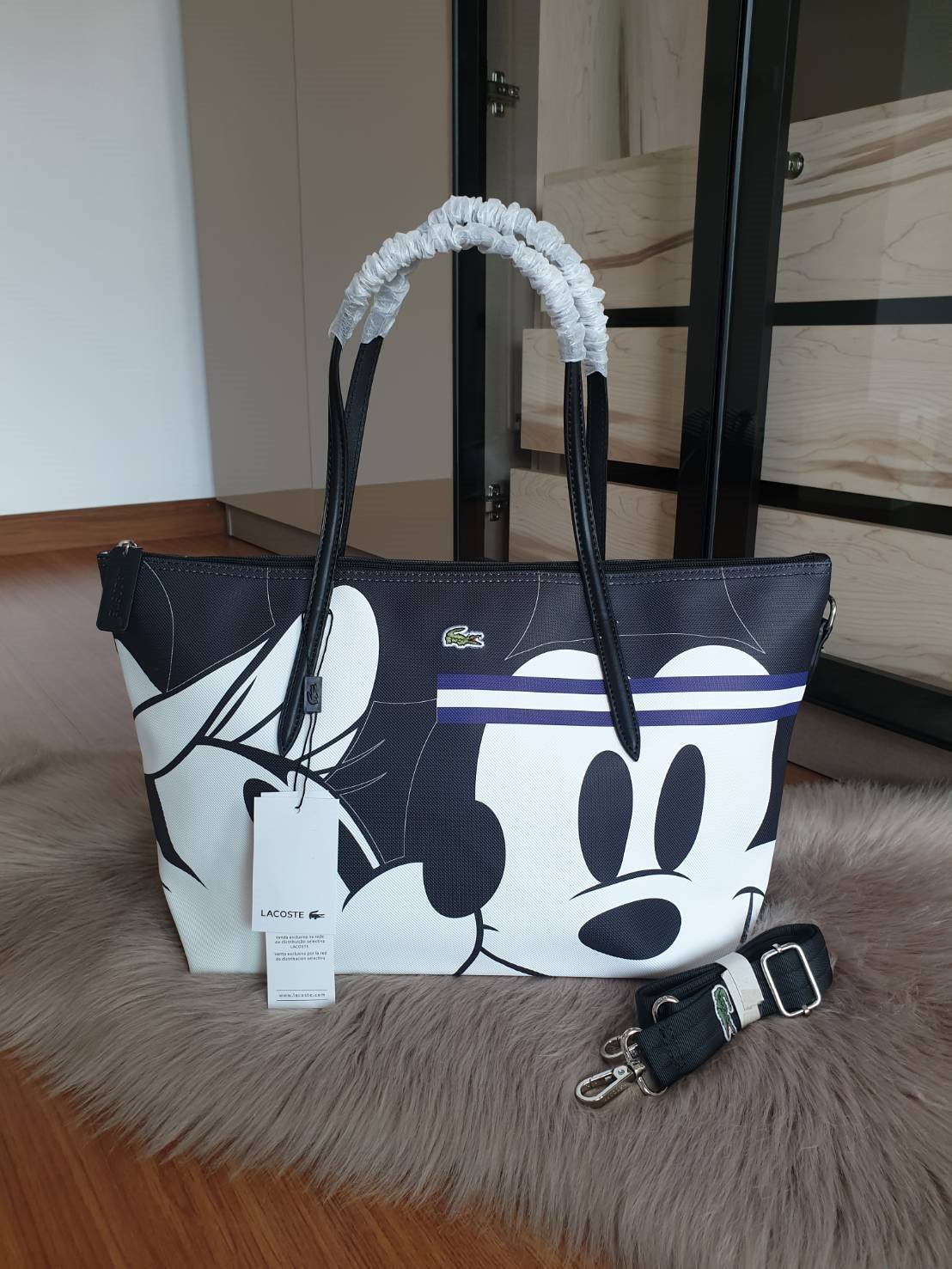 Lacoste Women's Disney Holiday Collector Print Leather Zip Tote สีดำ