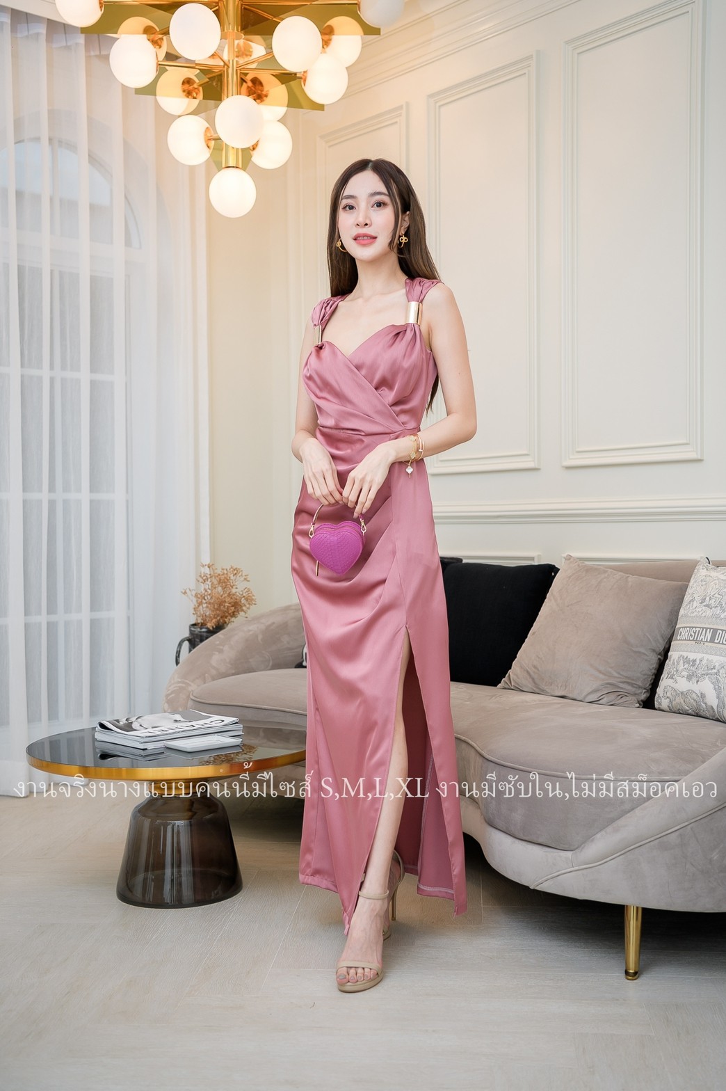 ชุดราตรียาวสีชมพู ไหล่แต่งเหล็ก แขนกุด แนวเรียบหรู สวยดูแพง ใส่ออกงานราตรี งานแต่งงานกลางคืน