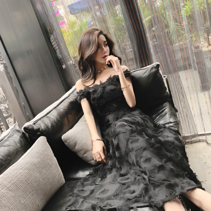 ชุดเดรสยาวสีดำ เปิดไหล่ แต่งขนฟรุ้งฟริ้ง สวยหวาน น่ารักๆ