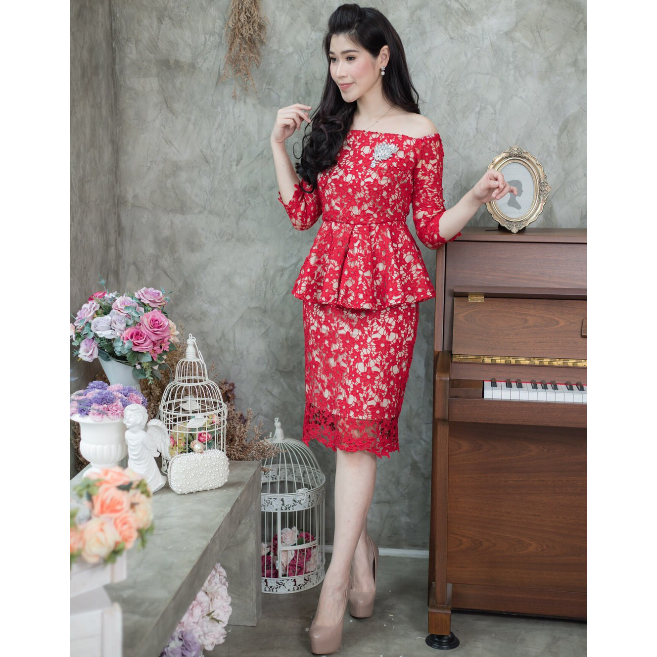 ชุดเดรสสั้นสีแดง ผ้าลูกไม้ ทรงเข้ารูป เปิดไหล่ ใส่ไปเป็น ชุดออกงานผู้ใหญ่ ชุดไปงานแต่งงาน ชุดแม่เจ้าสาว ชุดแม่เจ้าบ่าว ชุดงานหมั้น ชุดงานบวช ชุดผู้ใหญ่ไปงานแต่งกลางวัน ชุดเดรสผู้ใหญ่ ชุดไปงานแต่งผู้ใหญ่ ชุดราตรีผู้ใหญ่ เรียบหรูดูแพง