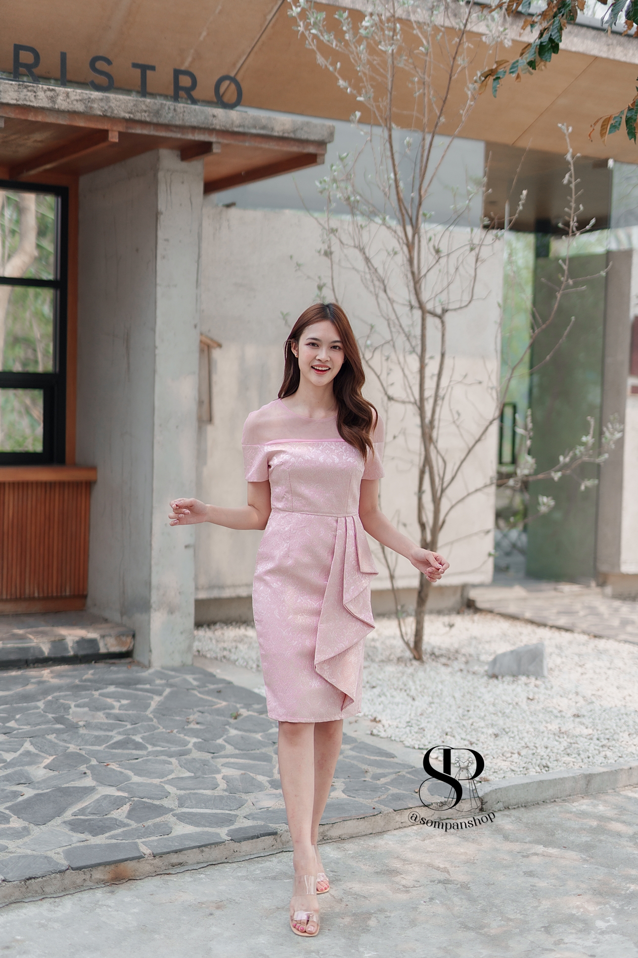 ชุดเดรสออกงานสีชมพู ทรงเข้ารูป ผ้าอัดลาย ช่วงไหล่ซีทรู เอวแต่งจีบ ทรงเข้ารูป เรียบหรู สวย ดูดี ใส่เป็นชุดราตรี ชุดออกงาน ชุดไปงานแต่งงาน กลางวัน กลางคืน