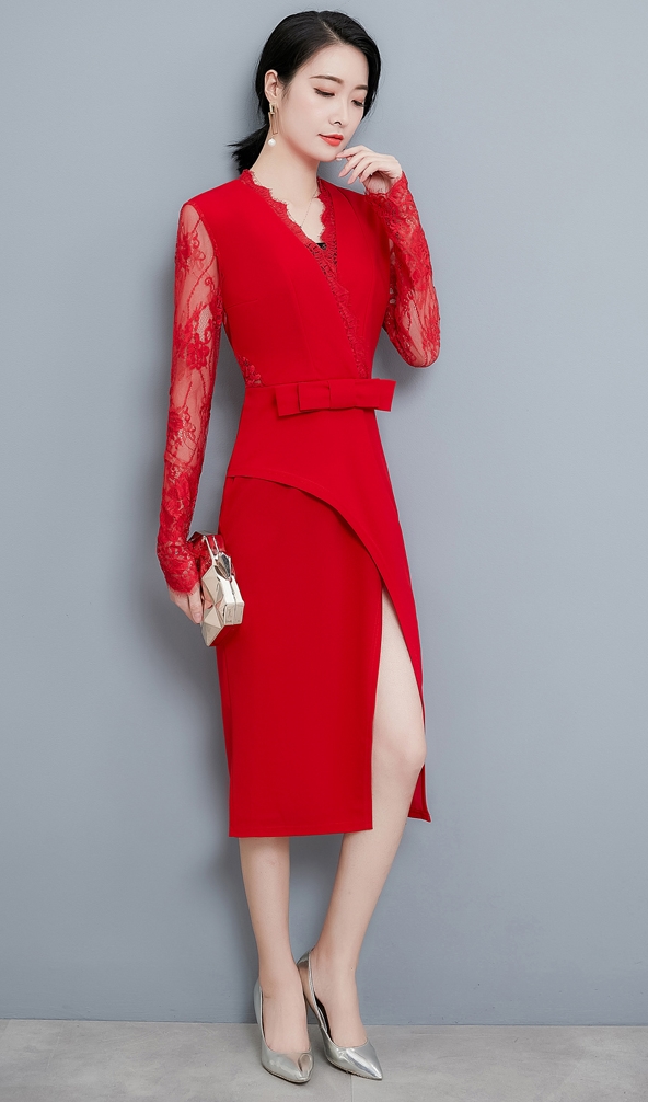 ชุดเดรสสั้นสีแดง ผ้าลูกไม้ คอวีป้ายแต่งลูกไม้ แขนยาวลูกไม้ ทรงเข้ารูป กระโปรงคลุมเข่าทรงสอบผ่าหน้า