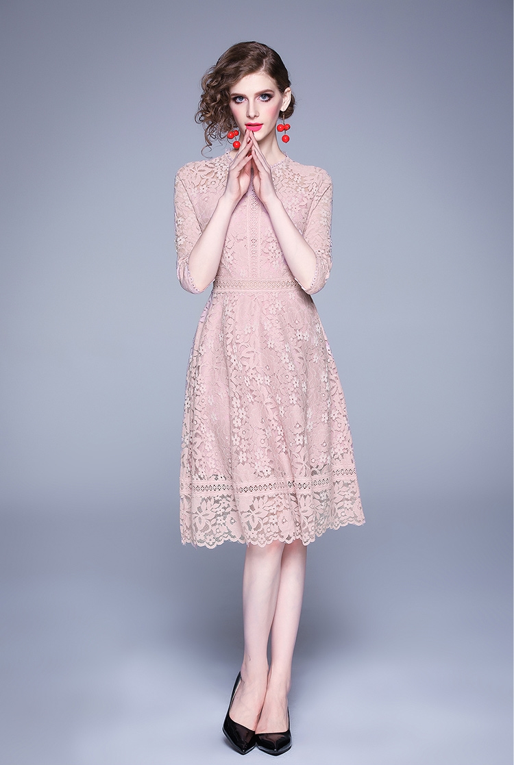 ชุดเดรสลูกไม้สีชมพู เรียบร้อย