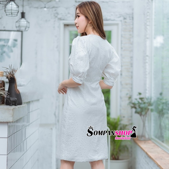 ชุดเดรสสั้นสีขาว ผ้าลูกไม้ฉลุ แนวสวยหวาน น่ารักๆ เรียบร้อย