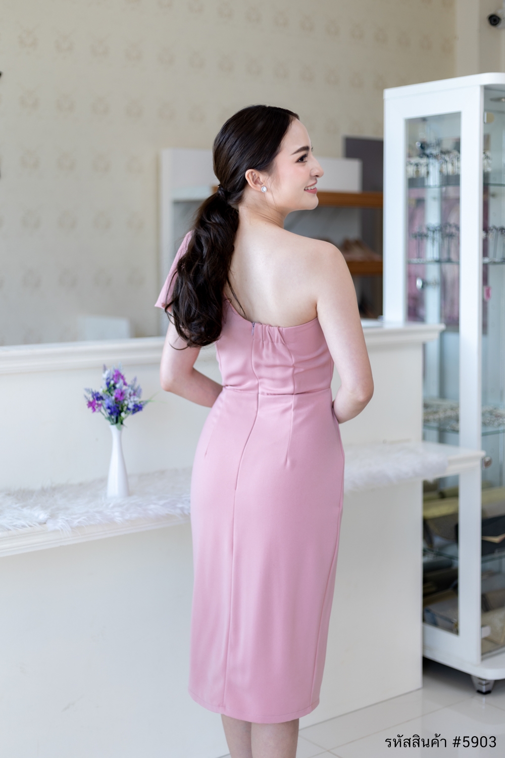 ชุดราตรี ชุดออกงาน ชุดไปงานแต่งสีชมพู เดรสสั้นทรงเอเข้ารูปไหล่เฉียงข้างแต่งโบว์ แนวเรียบหรู สวยหรู ดูดี ดูแพงมากๆ