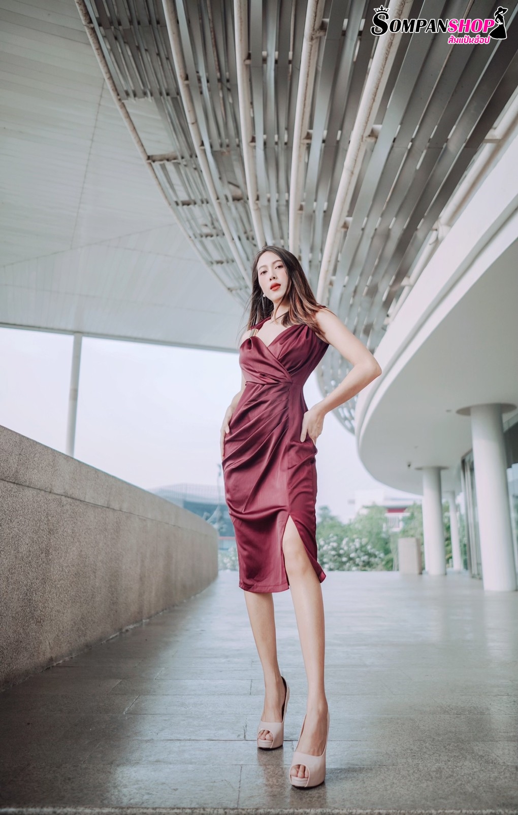 ชุดไปงานแต่งงานสีแดงเบอร์กันดี้ ไหล่แต่งเหล็ก ทรงเข้ารูป เรียบหรู สวย ดูดี ใส่เป็นชุดราตรี ชุดออกงาน ชุดไปงานแต่งงาน กลางวัน กลางคืน