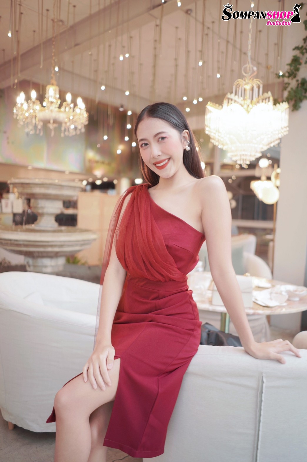 ชุดราตรี ชุดออกงาน ชุดไปงานแต่งงานสีแดงเลือดหมู ไหล่เฉียงข้างแต่งผ้าซีทรู เรียบหรู สวยดูดี