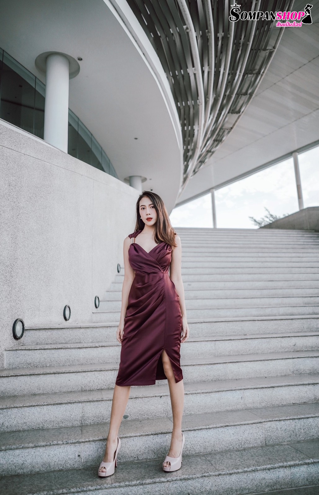 ชุดไปงานแต่งงานสีแดงเบอร์กันดี้ ไหล่แต่งเหล็ก ทรงเข้ารูป เรียบหรู สวย ดูดี ใส่เป็นชุดราตรี ชุดออกงาน ชุดไปงานแต่งงาน กลางวัน กลางคืน