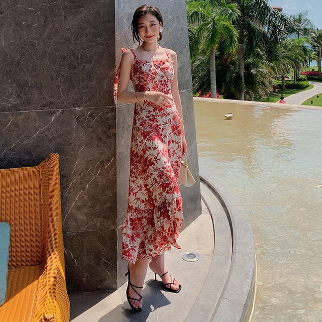 ชุดเดรสยาวลายดอกไม้สีแดง สายเดี่ยว ทรงปล่อย ผ้าชีฟอง แฟชั่นชุดใส่เที่ยวทะเล ไอเดียชุดแต่งตัวไปเที่ยวทะเล ใครมีแพลนไปทะเลแต่ยังไม่ได้หาชุดต้องดู
