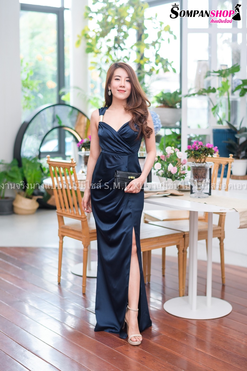 ชุดราตรียาวสีน้ำเงินกรมท่า ไหล่แต่งเหล็ก แขนกุด แนวเรียบหรู สวยดูแพง ใส่ออกงานราตรี งานแต่งงานกลางคืน