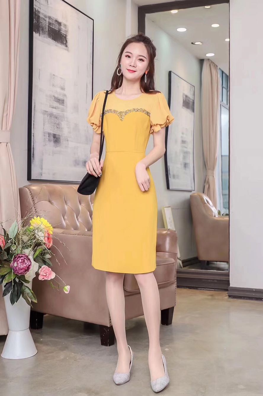 ชุดเดรสทำงานสีเหลือง ทรงเข้ารูป แขนตุ๊กตา อกแต่งเพชร