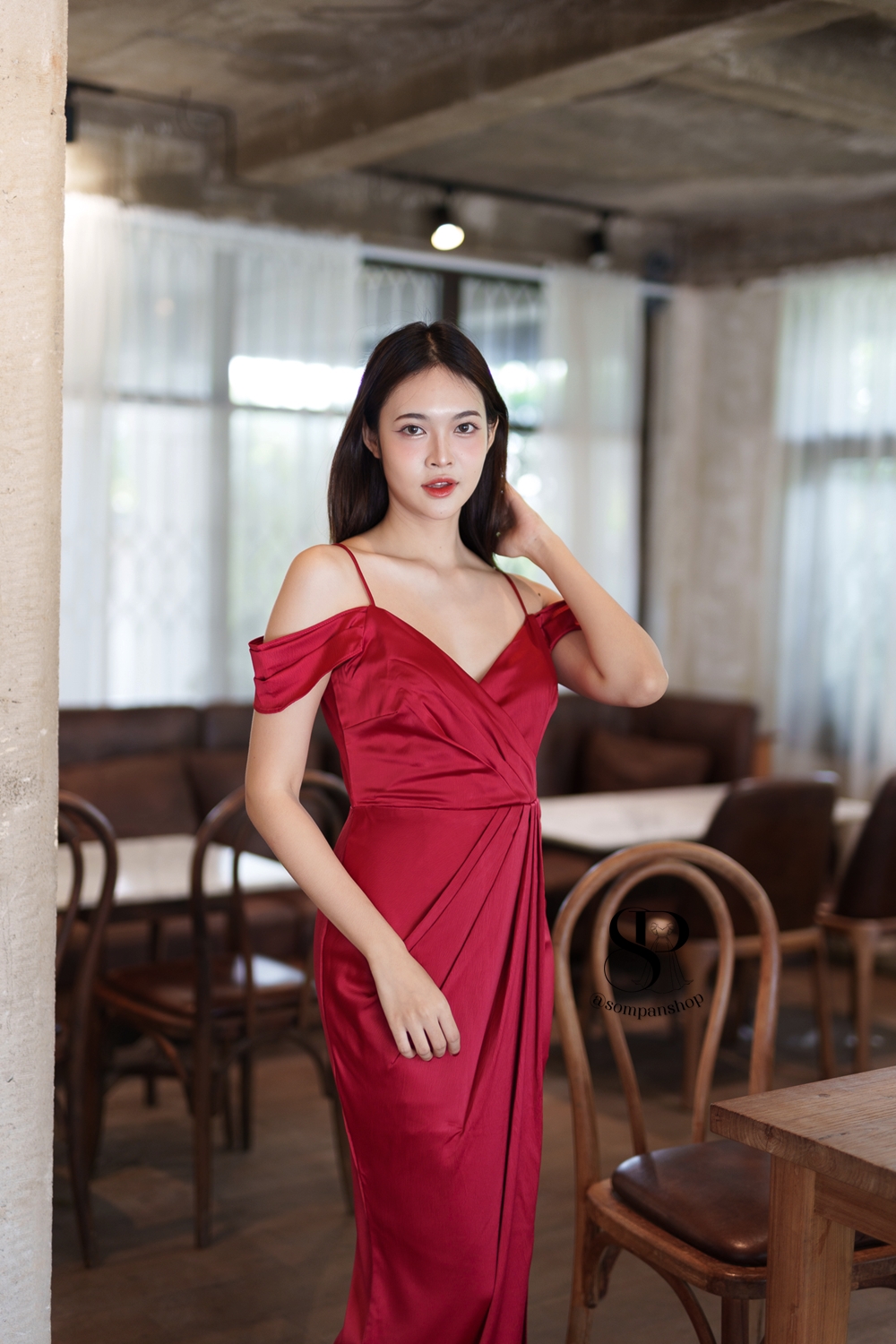 ชุดออกงานสีแดง เดรสยาวสายเดี่ยวคล้องไหล่ กระโปรงยาวผ่าหน้า แนวเรียบหรูดูแพง ชุดราตรี ชุดไปงานแต่งงาน ชุดออกงาน