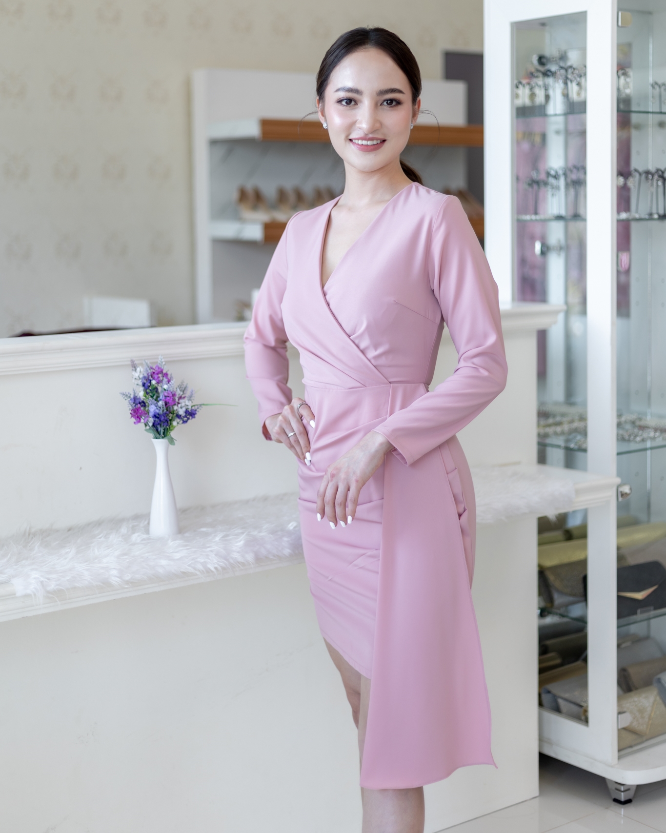 ชุดราตรี ชุดออกงาน ชุดไปงานแต่งสีชมพู เดรสสั้นเข้ารูปทรงเอ แขนยาว กระโปรงแต่งจีบระบายข้าง แนวเรียบหรู สวยดูดี