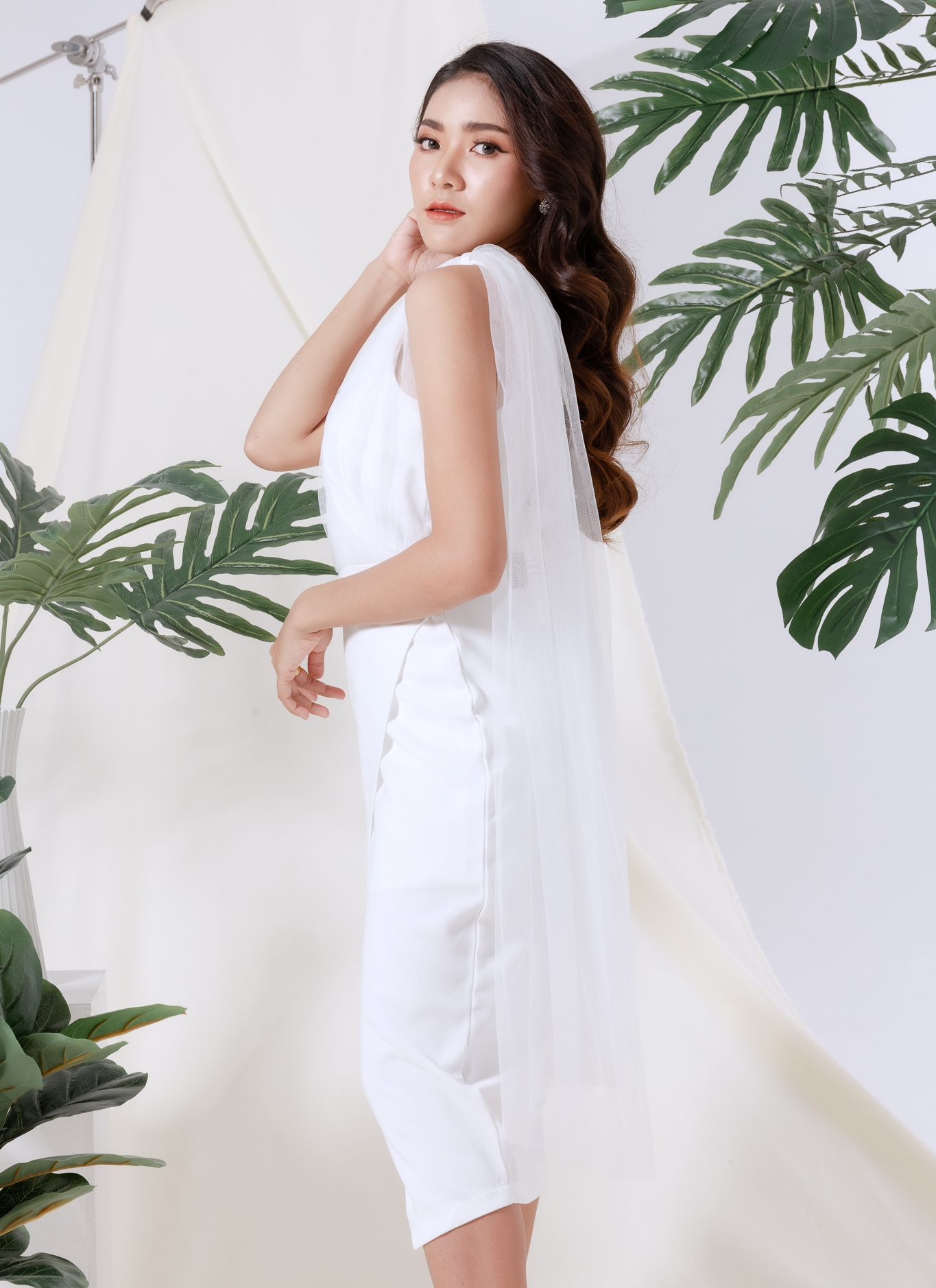 ชุดเดรสออกงานสีขาว ไหล่แต่งผ้าซีทรู สวยๆ เก๋ เรียบหรู น่ารักๆ