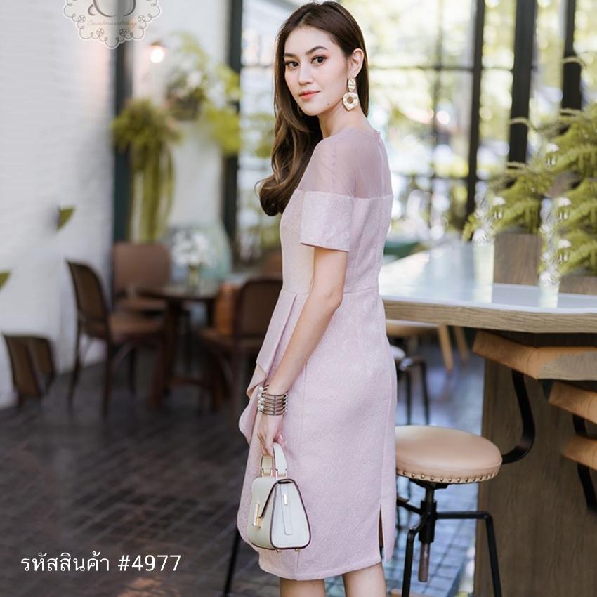 ชุดเดรสออกงานสีชมพู ทรงเข้ารูป ผ้าอัดลาย ช่วงไหล่ซีทรู เอวแต่งจีบ ทรงเข้ารูป เรียบหรู สวย ดูดี ใส่เป็นชุดราตรี ชุดออกงาน ชุดไปงานแต่งงาน กลางวัน กลางคืน