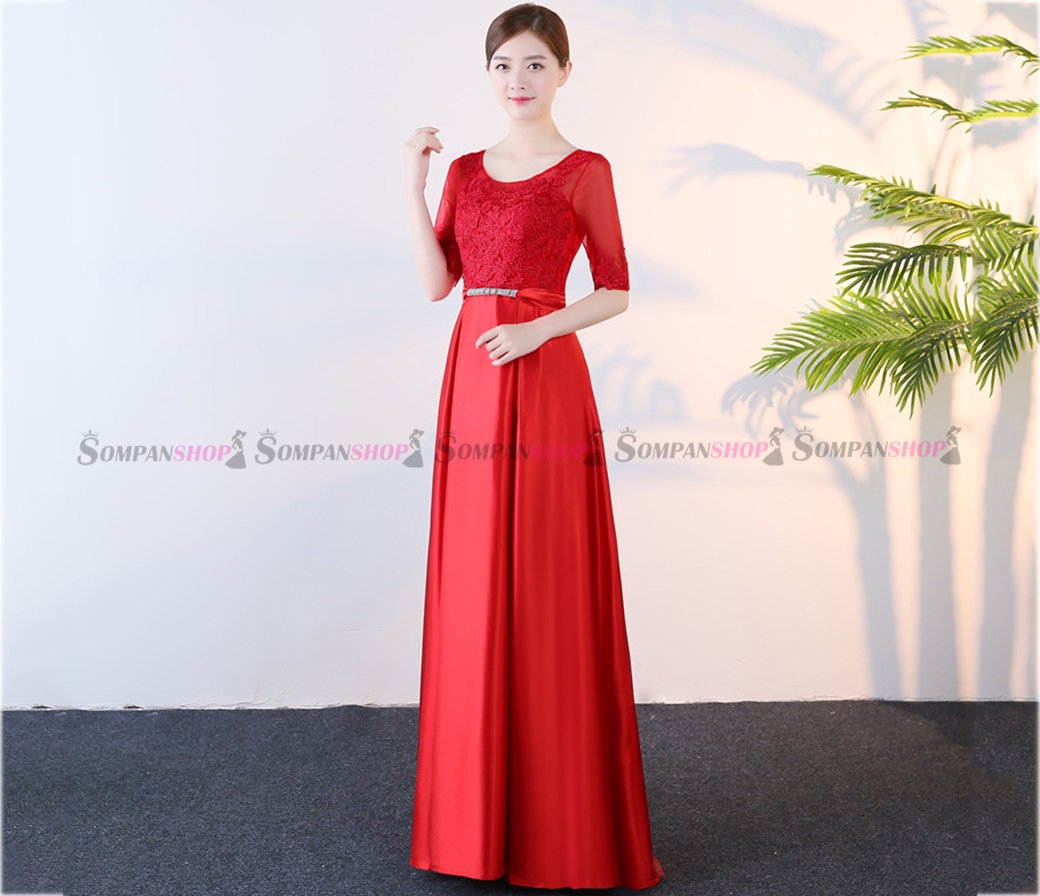 ชุดราตรียาวสีแดง แต่งลูกไม้ แขนสามส่วน กระโปรงยาว