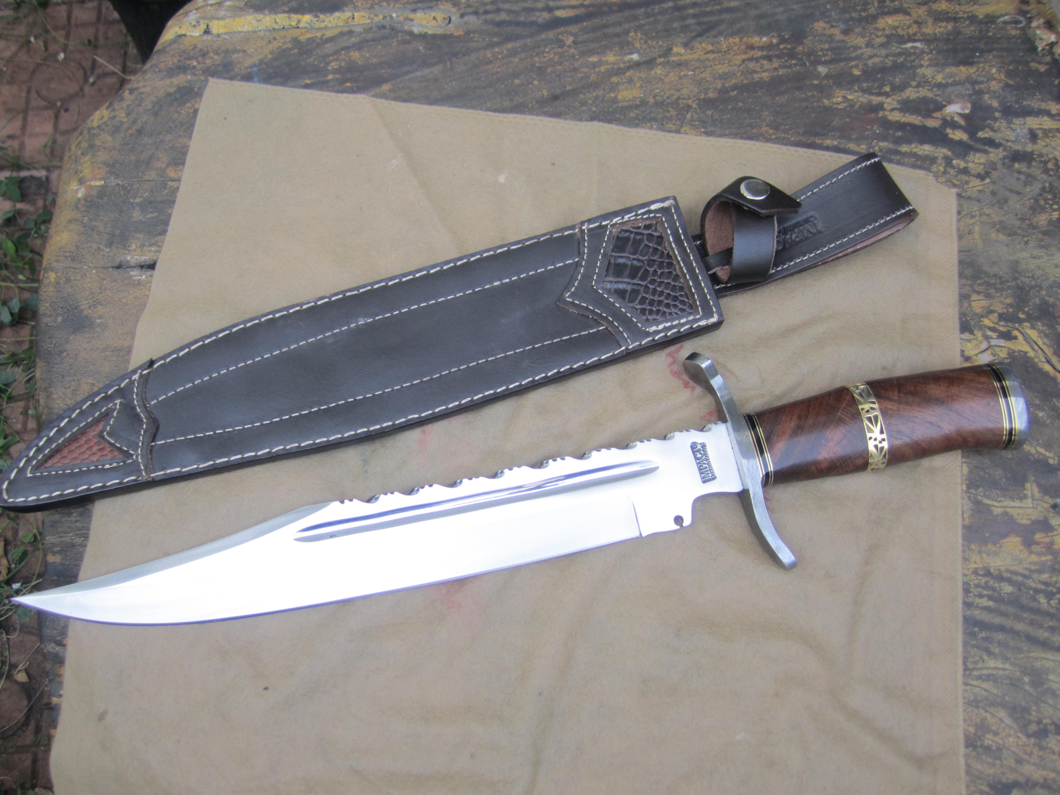 มีดใบตาย UK IMPACT CUTLERY RARE CUSTOM D2 LARGE COMBAT BOWIE KNIFE BURL WOOD DAMASCUS GUARD