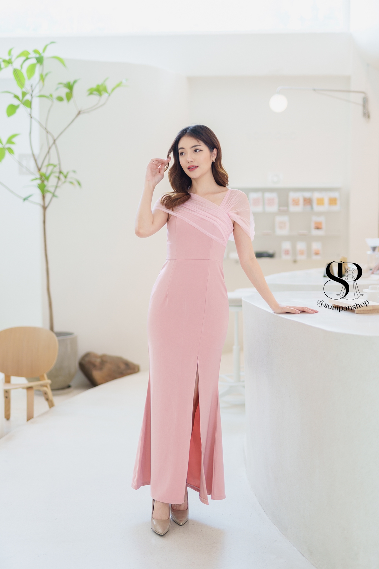 ชุดราตรียาวสีชมพูสไตล์เรียบหรูดูแพง ไหล่แต่งผ้าซีทรู กระโปรงยาวผ่าหน้า เหมาะสำหรับใส่เป็นชุดราตรี ชุดไปงานแต่งงาน ชุดเพื่อนเจ้าสาว ชุดไปงานเลี้ยงต่างๆ