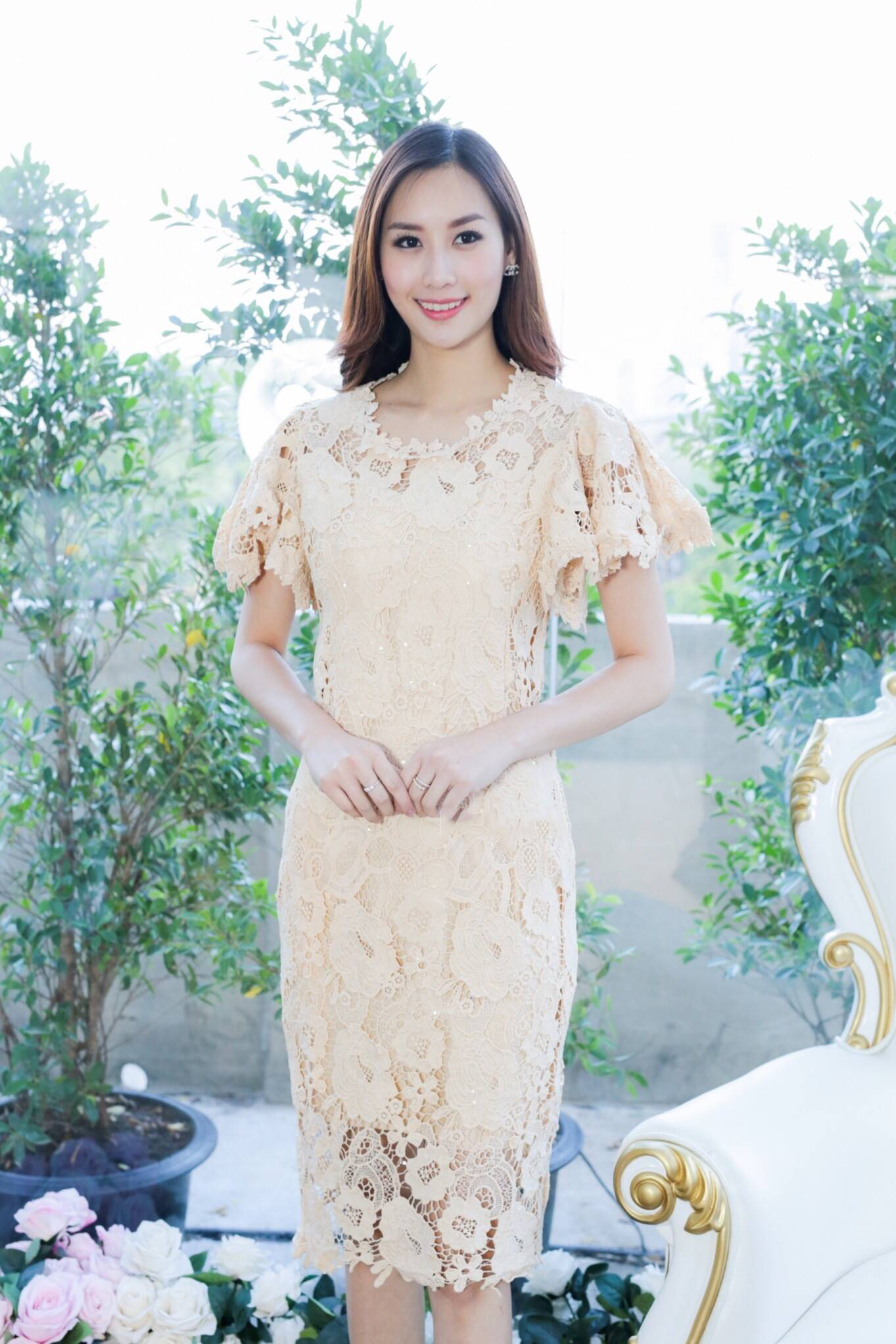 ชุดเดรสสั้นสีครีมเบจ ผ้าลูกไม้ แขนระบาย ทรงเข้ารูป