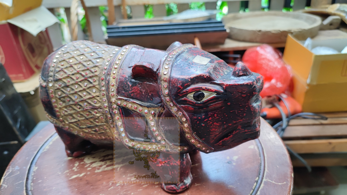 แรดไม้แกะสลัก