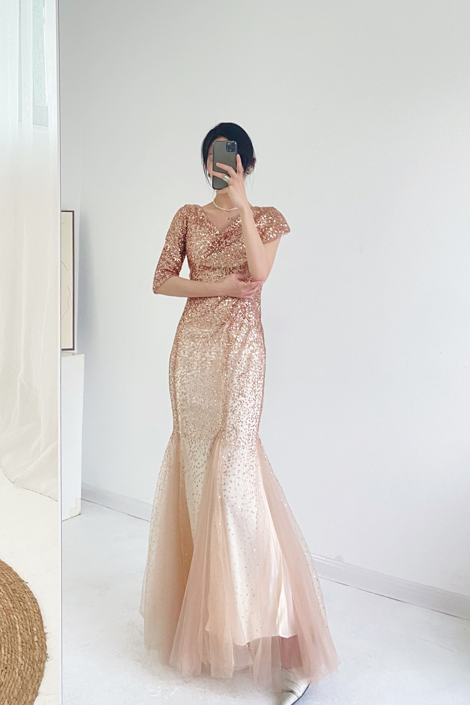 ชุดราตรียาวสีทอง เดรสออกงานปักเลื่อมแขนดีไซน์สุดเก๋ แบบสวยๆสไตล์เรียบหรูดูแพง เหมาะสำหรับใส่เป็นชุดราตรีออกงานกลางคืน ชุดไปงานแต่งงานกลางคืน ชุดไปงานกาล่าดินเนอร์