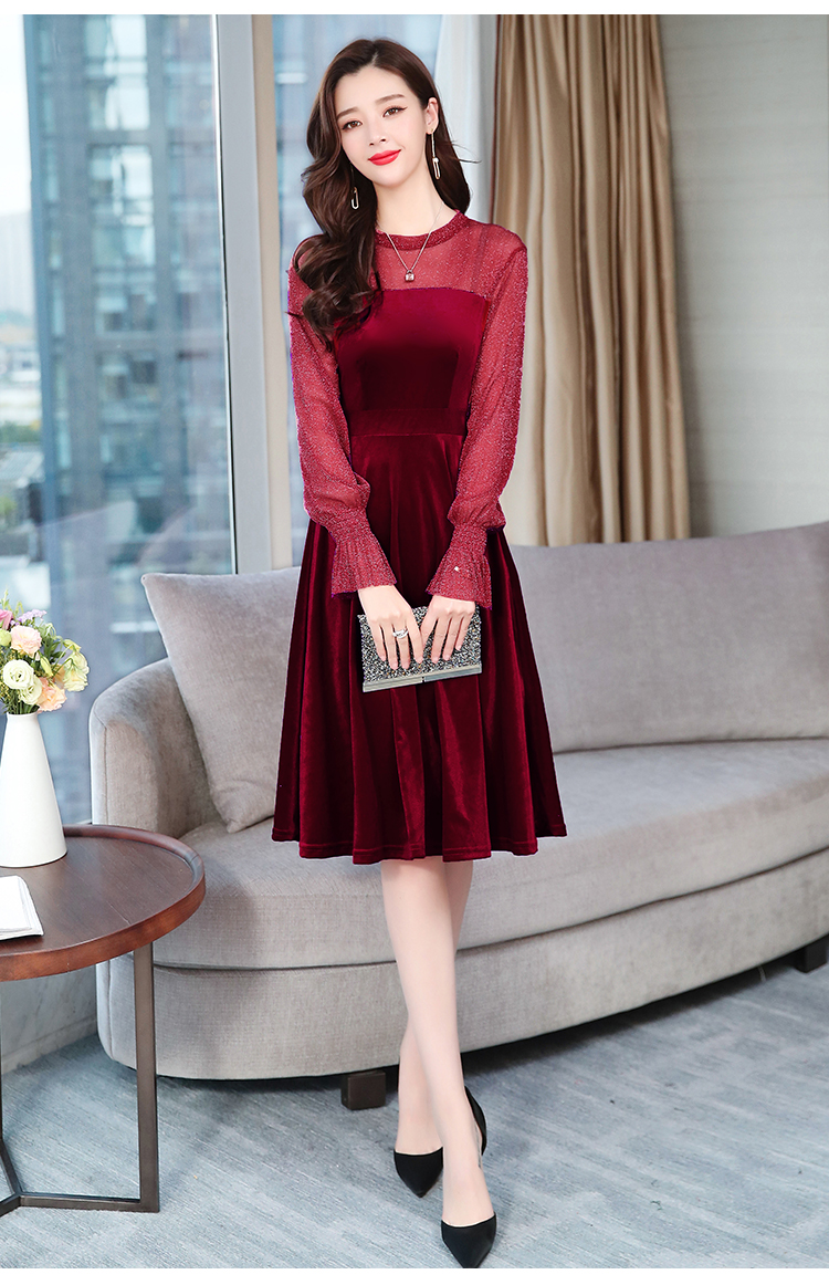 ชุดเดรสสั้นสีแดง ผ้ากำมะหยี ช่วงไหล่-แขนเป็นผ้าซีทรูแต่งกากเพชร กระโปรงสั้นทรงบาน