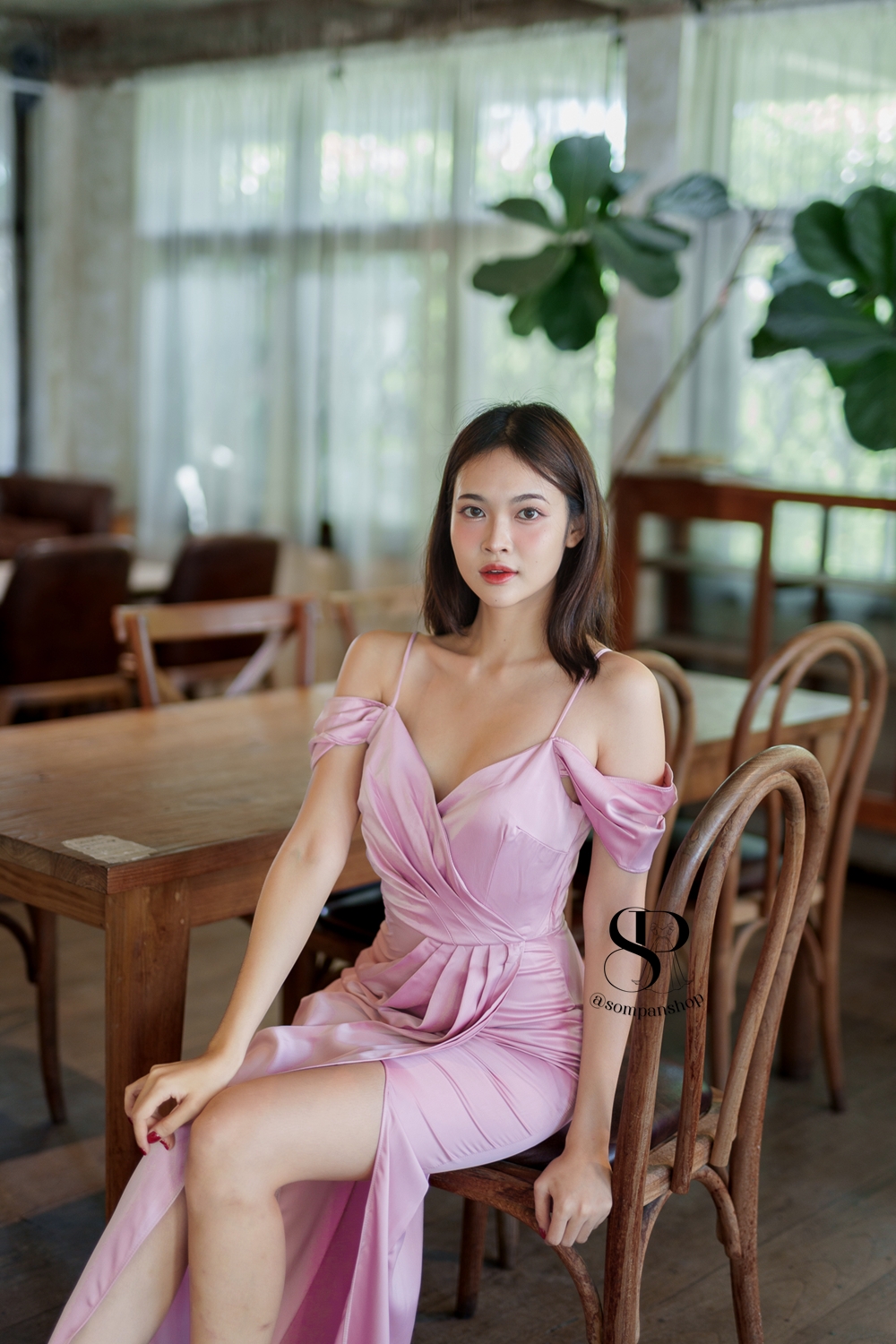 ชุดออกงานสีชมพู เดรสยาวสายเดี่ยวคล้องไหล่ กระโปรงยาวผ่าหน้า แนวเรียบหรู ชุดราตรี ชุดไปงานแต่งงาน