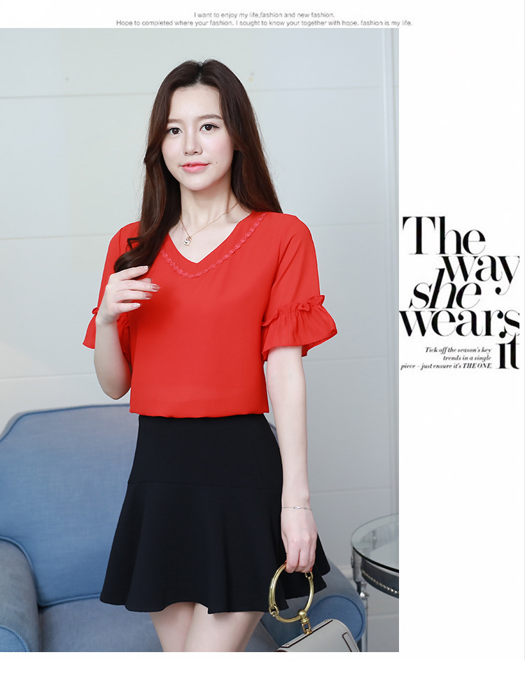 เสื้อเชิ้ตผู้หญิงสีแดง แขนสั้น แต่งระบาย คอวี