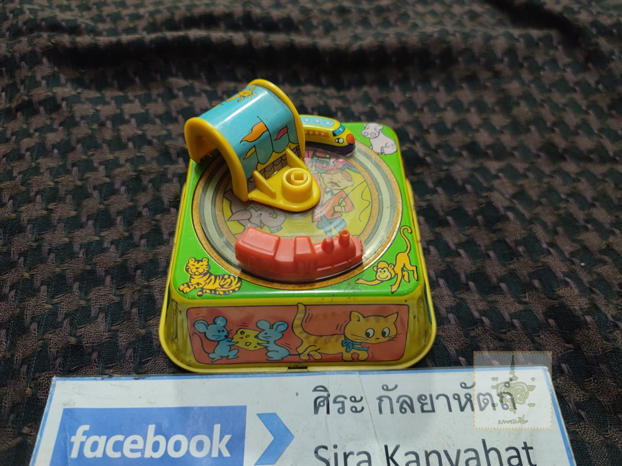 ของเล่นสังกะสีไขลานรถไฟผ่านอุโมง