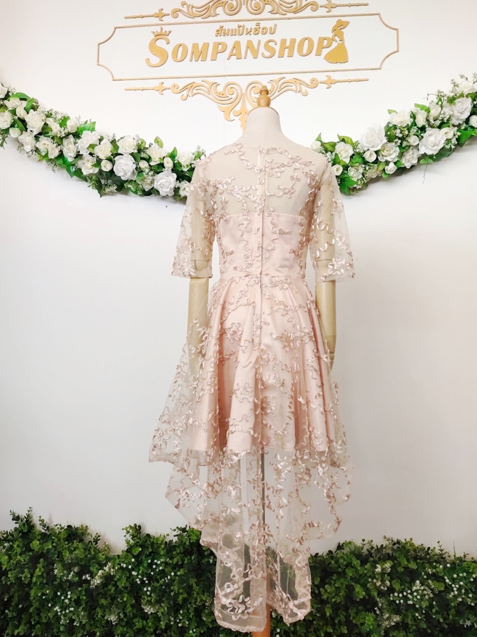 พร้อมส่ง !! ชุดเดรสออกงานสีครีมเบจ ปักลายนูน กระโปรงทรงบานหน้าสั้นหลังยาว แนวเรียบหรู สวย ดูดี ใส่เป็นชุดราตรี ชุดออกงาน ชุดไปงานแต่งงาน กลางวัน กลางคืน