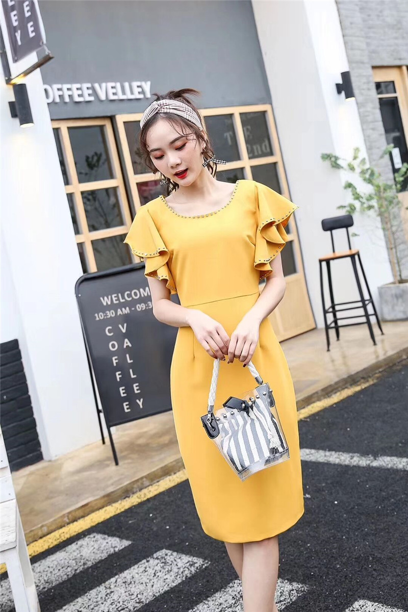 ชุดเดรสสั้นทำงานสีเหลือง แขนระบาย คอ/แขนแต่งหมุด ทรงเข้ารูป