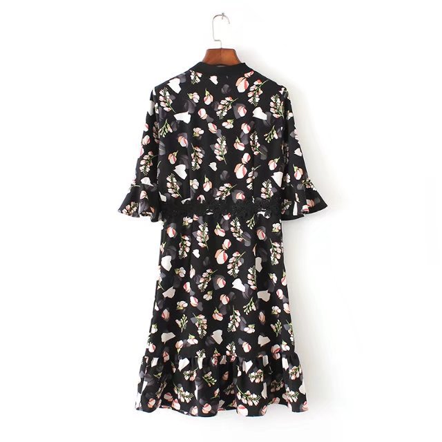 ชุดเดรสสั้นสีดำ ลายดอกไม้ คอวี แขนสั้น