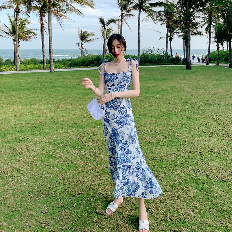 ชุดเดรสยาวสีฟ้าลายดอก สายเดี่ยว แฟชั่นชุดไปทะเล ชุดเที่ยวทะเล ชุดใส่เดินเล่นถ่ายรูปริมชายหาดสวยๆ