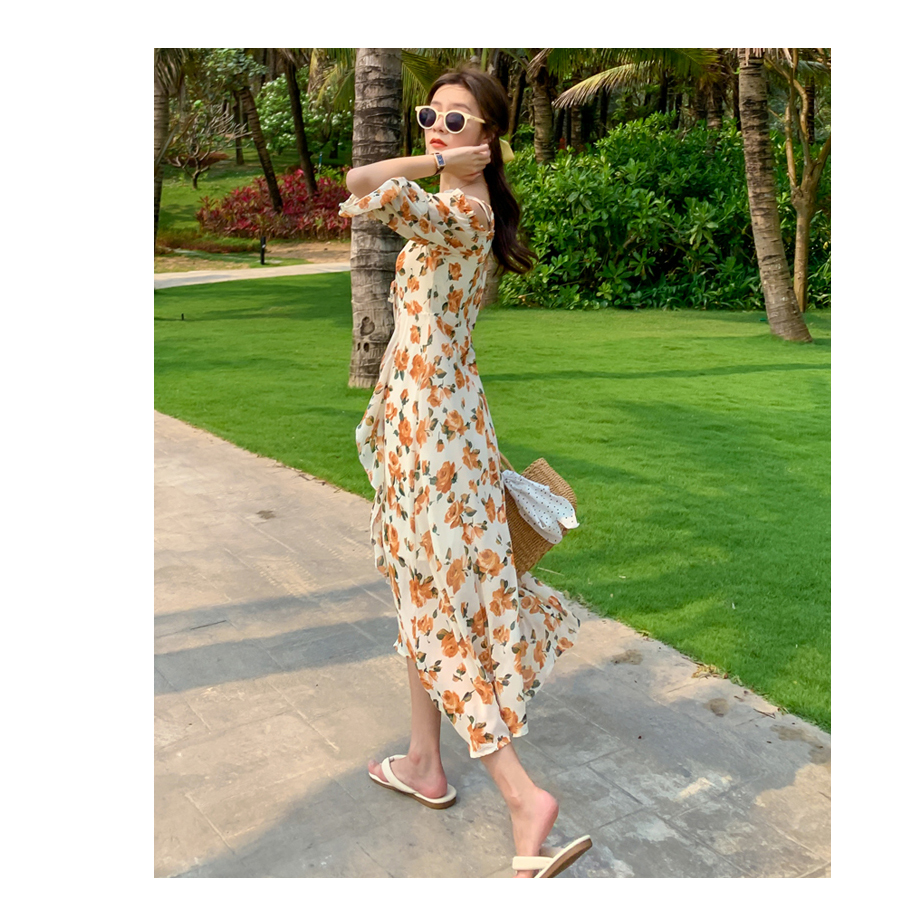 ชุดเดรสยาวสีขาวลายดอกไม้ เปิดไหล่ แขนยาว ใส่เป็นชุดเที่ยวทะเล สวยเก๋ๆ