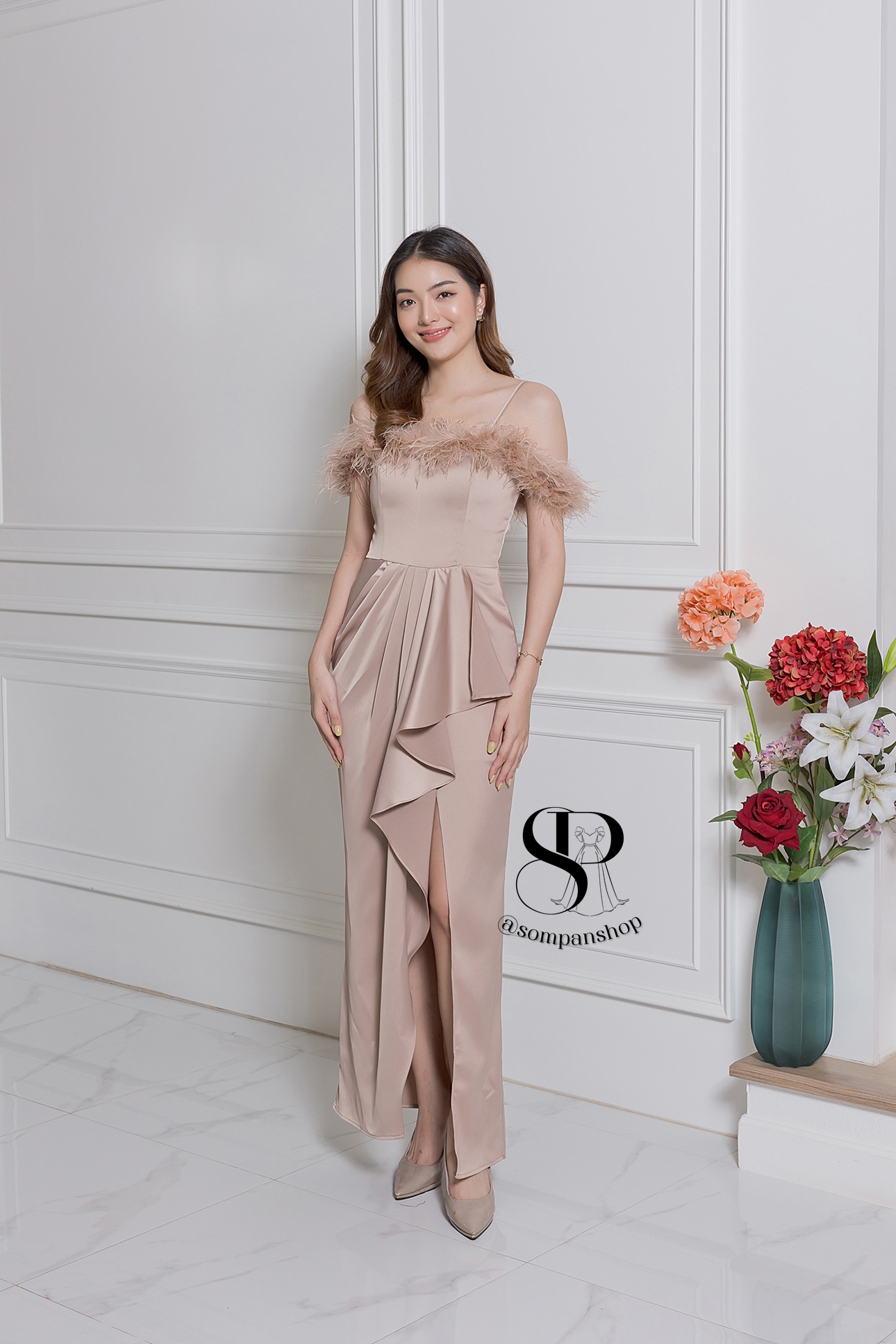 ชุดราตรียาวสีทอง ทรงปาดไหล่ แต่งขนนก เหมาะสำหรับใส่เป็นชุดราตรี ชุดไปงานแต่งงาน ชุดเพื่อนเจ้าสาว ชุดไปงานเลี้ยงต่างๆ