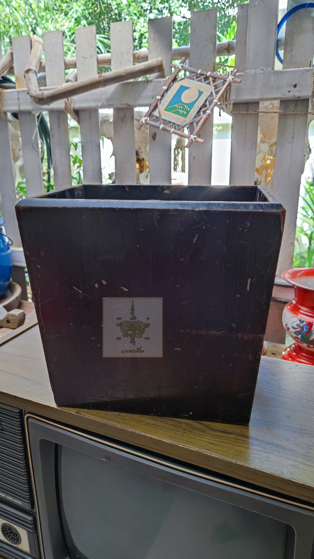 ถังขยะไม้งานโบราณ