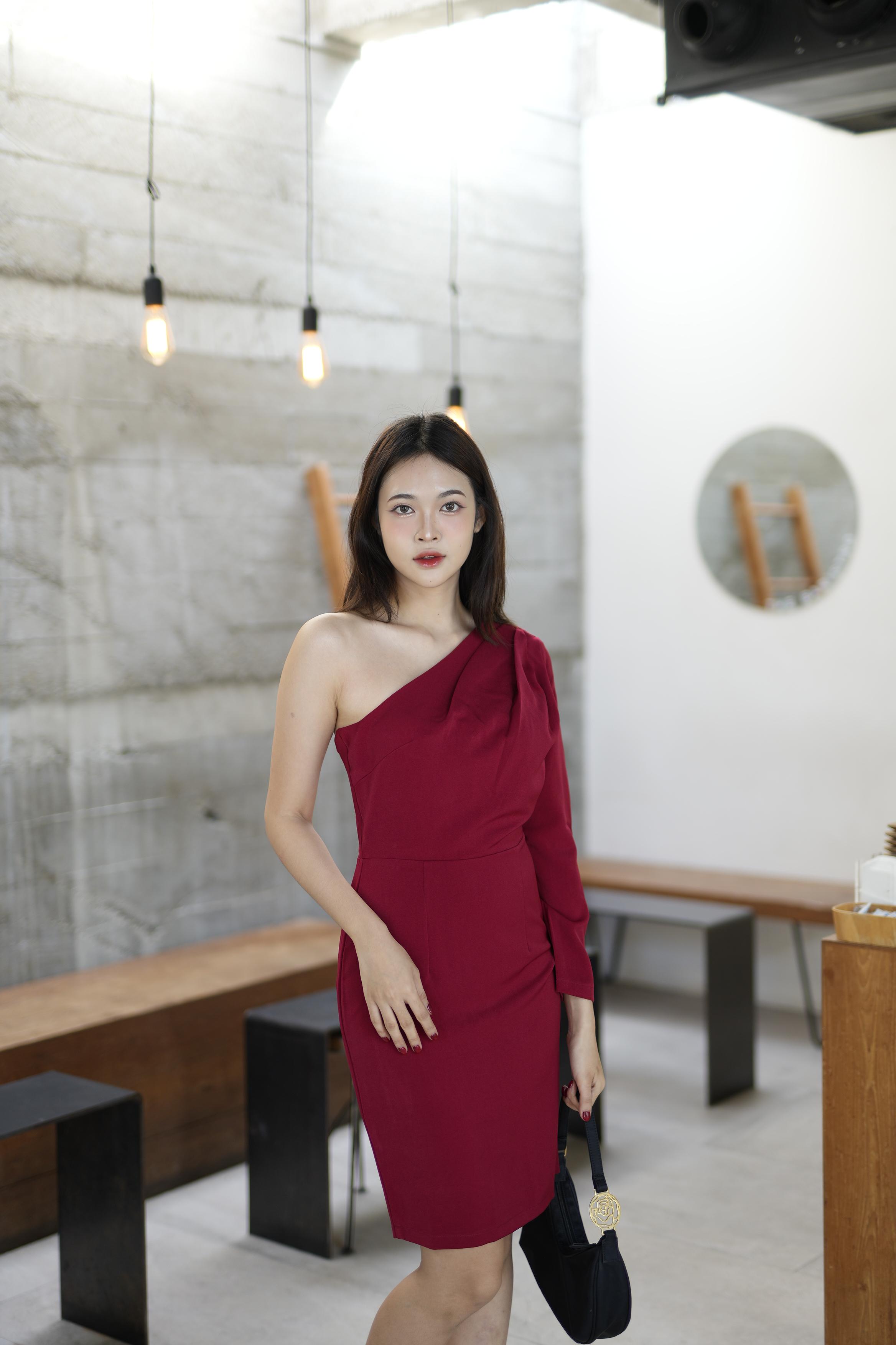 ชุดไปงานสีแดง ไหล่เฉียงข้าง เรียบหรู สวย ดูดี ใส่เป็น ชุดราตรี ชุดออกงาน ชุดไปงานแต่งงาน กลางวัน กลางคืน