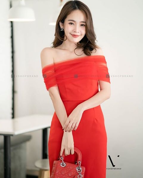 ชุดออกงาน/ชุดไปงานแต่งงานสีแดง เปิดไหล่แต่งผ้าซีทรู ทรงเข้ารูป