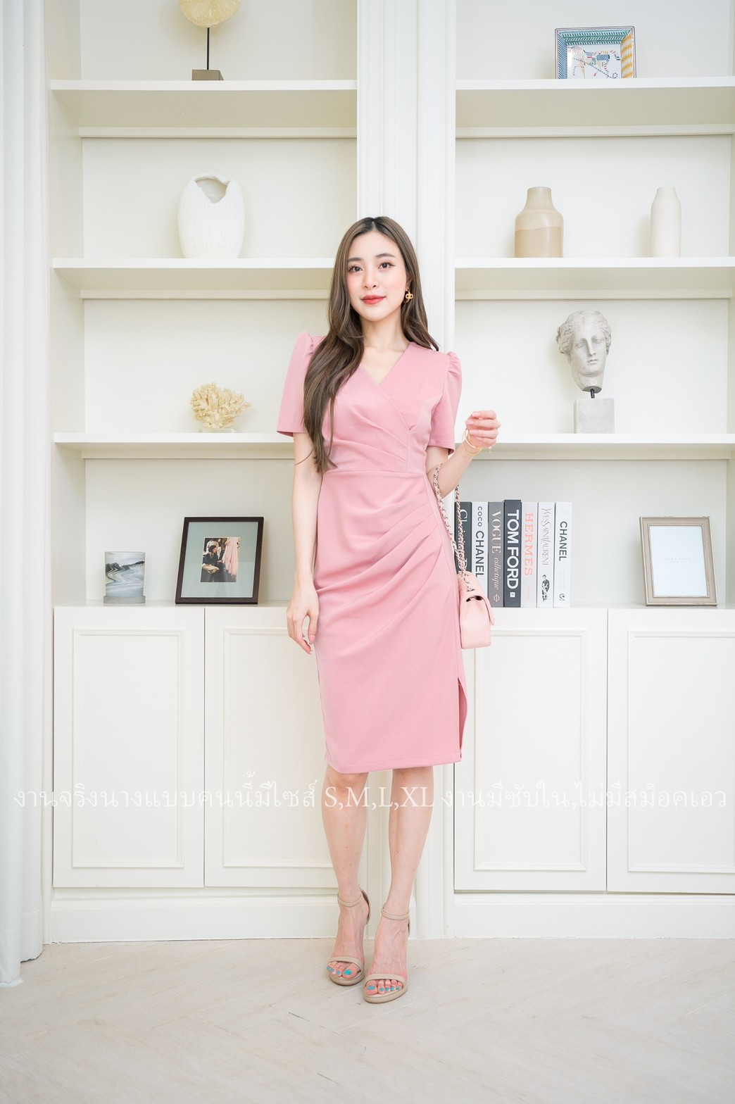 ชุดเดรสสั้นสีชมพู แขนสั้น คอวี ทรงเข้ารูป แนวเรียบร้อย สวย ดูดี ชุดเดรสทำงาน ชุดเดรสออกงาน ชุดเดรสไปงานแต่ง