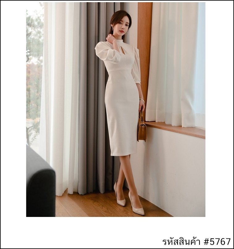 ชุดเดรสสั้นสีขาว ทรงเข้ารูป แขนสามส่วน แนวเรียบหรู สวยดูดี