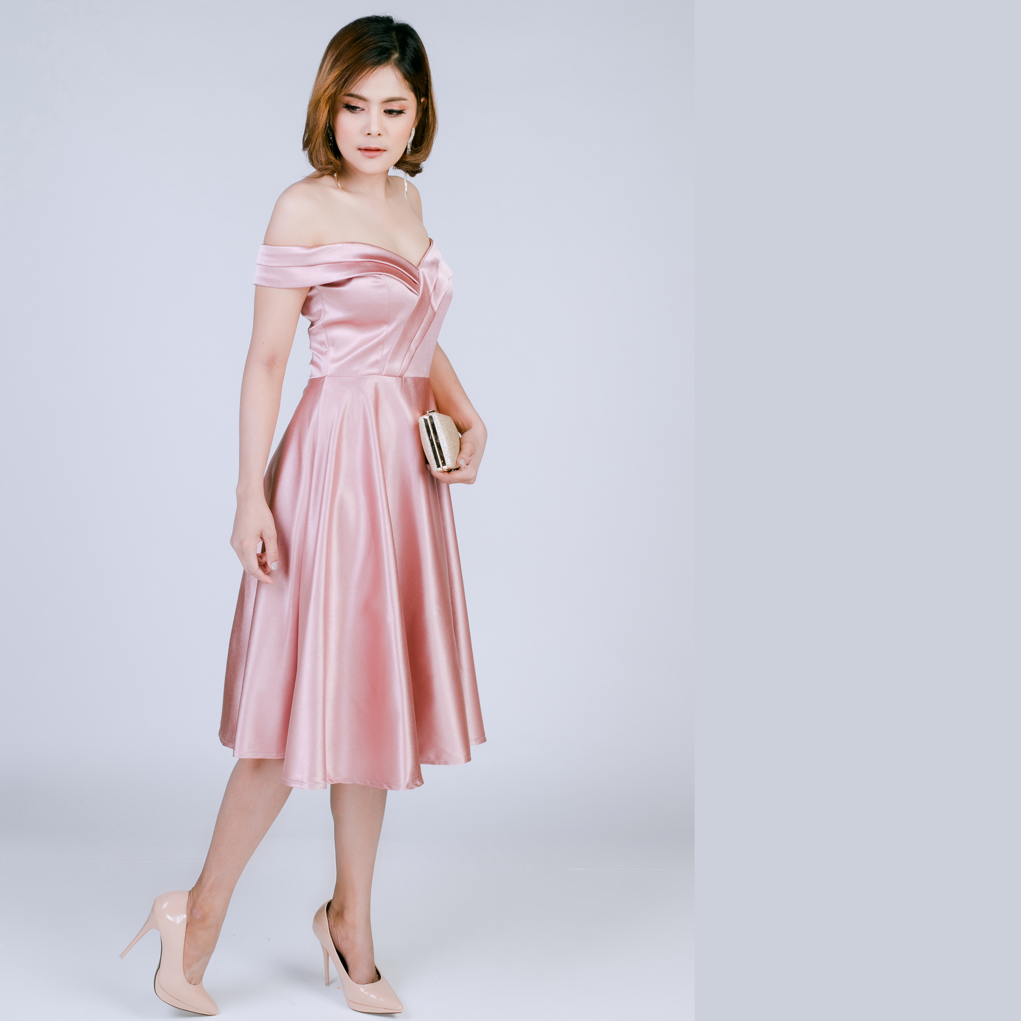 ชุดออกงานราตรีสั้นสีชมพู ไหล่แต่งผ้าตาข่าย กระโปรงทรงบานคลุมเข่า สวยหวาน เรียบหรูดูแพง สวยสง่า ใส่ออกงาน ไปงานราตรี ไปงานแต่งงาน