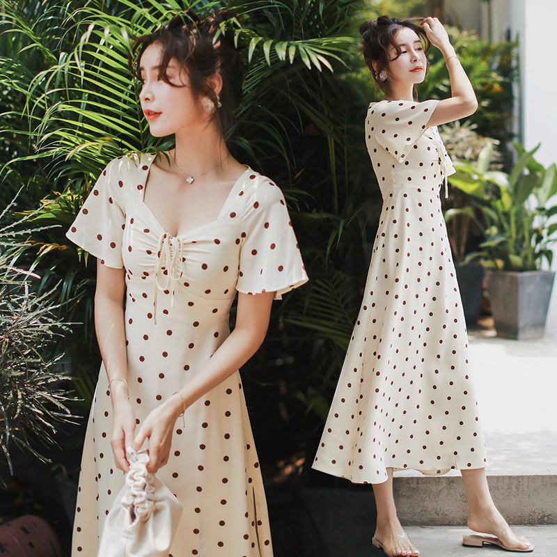 ชุดไปเที่ยวทะเล เดรสยาวลายจุดสีครีมเบจ